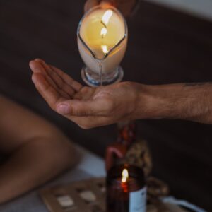 Verschillende massagekaarsen in lavendel, vanille, groene thee en chocoladegeuren